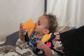 Tvååriga Nouf Ibrahim vårdades för misstänkt kolera i vårt kolerabehandlingsenheten i Ibb, Jemen. 