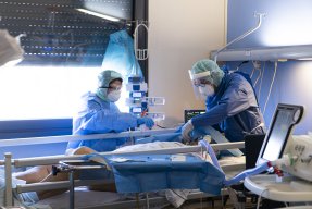 Läkare Utan Gränsers sjukvårdspersonal tar hand om en covidpatient i Lodi, Italien.