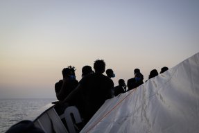 Människor som räddats på Medelhavet ombord på sök- och räddningsbåten Sea Watch 4.