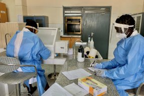 Läkare Utan Gränsers mikrobiolog Giir och biotekniker Rebecca analyserar covidtester vid det nationella sjukhuset i Juba, Sydsudan.
