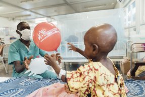 Tvååriga Sheku Kamara behandlas för malaria, undernäring och lunginflammation på Hangha sjukhus i Sierra Leone.