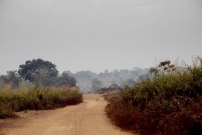 En gata i utkanten av Bambari, Centralafrikanska republiken.