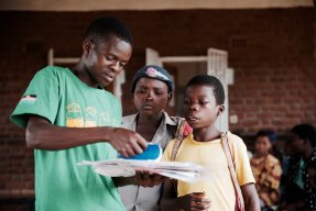 I Malawi erbjuder vår ungdomsklubb en trygg plats där unga patienter har tillgång till hiv-vård med uppföljning, labbtester och psykiskt stöd.
