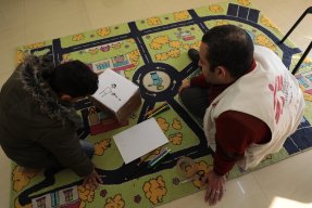 Vår psykolog Sameeh samtalar med ett barn på vår klinik i Nablus, Palestina.
