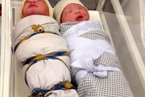 Två välinlindade nyfödda på mödravårdskliniken i Kabul.