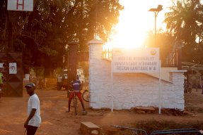 En man passerar ingången till det regionala sjukhuset i Bambari, Centralafrikanska republiken