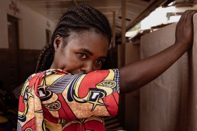 France Beldo, i Centralafrikanska republiken, lutar sig mot en vägg.