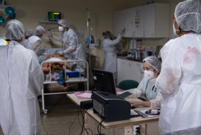 Sjukvårdspersonal tar hand om en patient med covid-19