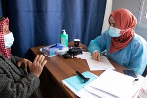 Läkare Utan Gränsers team undersöker en patient i Hebron på Västbanken.