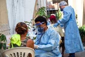 Medicinsk personal undersöker en kvinna i Vaz Lobo, Rio de Janeiro, Brasilien.
