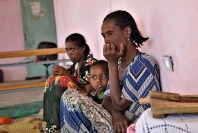 Wagiha sitter med sina barn i en skola i staden Abi Adi, centrala Tigray, Etiopien.⁣