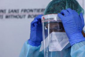 En anställd från Läkare Utan Gränser sätter på sig skyddsutrustning för att arbeta med vår insats mot covid-19 i Indien.