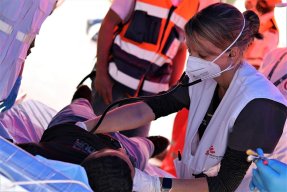 Läkaren Natalie Thurtle, medicinsk koordinator för Läkare Utan Gränser, ser efter en man som ligger på en bår efter sammandrabbningar i Jerusalem.