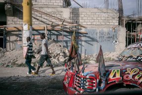 Två män går på en gata i Haitis huvudstad Port-au-Prince.