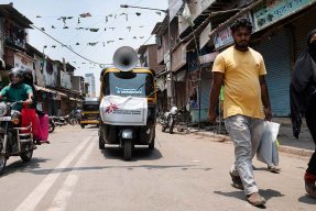 Läkare Utan Gränsers team sprider hälsoinformation kring covid-19 från en tuk-tuk i Mumbai, Indien.
