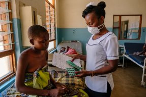 En sjuksköterska på sjukhuset i Nsanje undersöker patienten Esther som har långtgången hivinfektion.