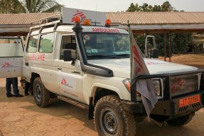 En ambulans från Läkare Utan Gränser utanför sjukhuset i Mamfe, Kamerun