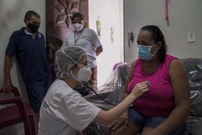 En kvinna med covid-19 undersöks av Läkare Utan Gränser i Fortaleza, Brasilien.