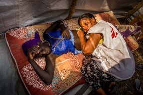 Sjuksköterskan och barnmorskan Furaha Bazikanya undersöker en ung gravid kvinna på vår mobila klinik i byn Kier, Sudsudan.