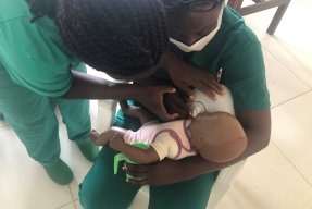 Personal på Läkare Utan Gränsers sjukhus i Kenema, Sierra Leone, utbildas inom amning.