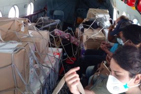 Vi har skickat nödleveranser med bland annat medicinsk utrustning från huvudstaden Port-au-Prince. 