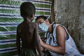 En läkare undersöker ett undernärt barn i Amboasary, Madagaskar. 