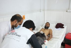 Mahmood sköts när han och hans familj flydde från Lashkar Gah. Nu får han vård av Läkare Utan Gränser på Boostsjukhuset.