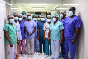 Ett medicinskt team, inklusive två kirurger och en operationssjuksköterska, reste dagen efter jordbävningen som drabbade Haiti den 14 augusti till Jérémie för att behandla skadade på St. Antoines sjukhus.