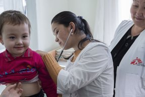 En läkare undersöker ett barn på Aydarken sjukhus i Kirgizistan.