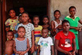 Tanyi Serah i Kamerun tar hand om 24 barn.