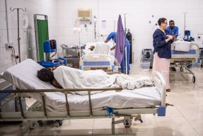 Ett barn ligger med ryggen mot kameran i en sjukhussäng på Aden sjukhus i Jemen.