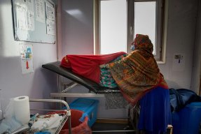 En gravid kvinna undersöks på Khost sjukhus i Afghanistan.