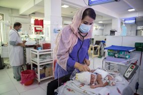 En barnläkare undersöker en nyfödd bebis på neonantalavdelningen på Khost sjukhus i Afghanistan.