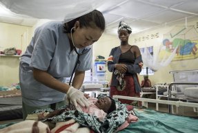 En barnläkare undersöker ett sjukt barn på Läkare Utan Gränsers sjukhus i Bo, Sierra Leone
