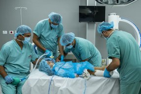 Narkosläkare söver en patient på ett sjukhus i Gaza.