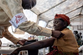 En kvinnar som flytt från Burundi blir undersökt i ett flyktingläger i Tanzania