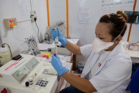 En laboratorietekniker på Läkare Utan Gränsers klinik i Manipur, Indien