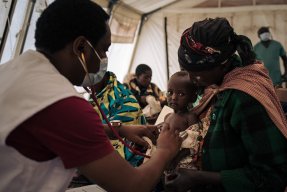Läkaren Benjamin Safari undersöker elva månader gamla Emeriane i i flyktinglägret i Rhoe, Kongo-Kinshasa.