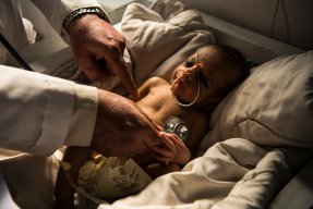 Ett litet barn undersöks med stetoskop på Boost-sjukhuset i Lashkar Gah, Afghanistan