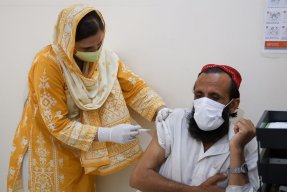 En sjuksköterska från Läkare Utan Gränser ger en patient behandling mot hepatit C.