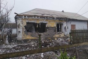 Bostadshus i Mariupol, Ukraina, som skadats av beskjutning.