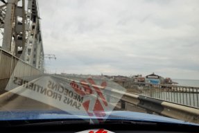 En bild från Läkare Utan Gränser kör över en bro i Odessa, Ukraina.