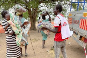 En medarbetare från Läkare Utan Gränser delar ut filtar i lägret Nyin Deng Ayuel, i Twic County, Sydsudan.