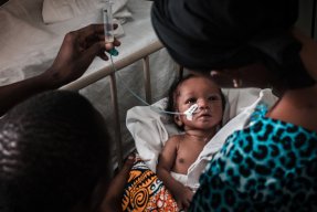 En nyfödd bebis i Guinea-Bissau sondmatas.