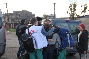Ett team från Läkare Utan Gränser kramar om varandra på en gata i Lviv, Ukraina.