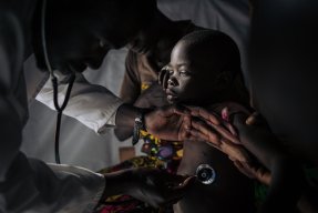 Ett barn vårdas för mässling på Läkare Utan Gränsers klinik i Ituri, Kongo-Kinshasa.