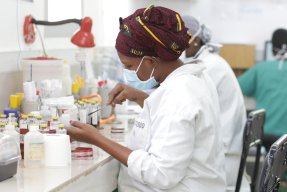 En labbtekniker i Mali analyserar bakterietest. 