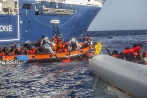 Ett team från Läkare Utan Gränsers sök- och räddningsinsats Geo Barents drar upp en man från havet i en gummibåt.
