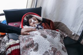 En liten flicka som lider av kolera får vård av Läkare Utan Gränser i Jemen