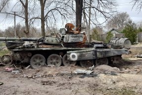 En förstörd stridsvagn i staden Tjernihiv, Ukraina.